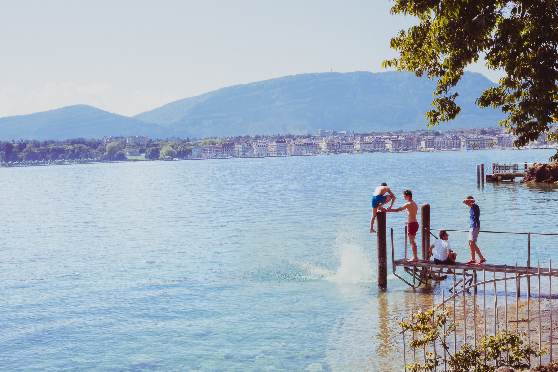 Des jeunes vacanciers profitent de la fraîcheur des eaux du lac.